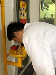 说明: D:\williamhill威廉希尔危化品相关\2020年学院消防演练\消防演练-发保卫处\williamhill威廉希尔消防演练&危险化学品事故应急预案\洗眼器的使用演练-2.jpg