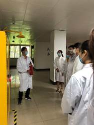 说明: D:\williamhill威廉希尔危化品相关\2020年学院消防演练\消防演练-发保卫处\williamhill威廉希尔消防演练&危险化学品事故应急预案\灭火器的使用演练-3.jpg